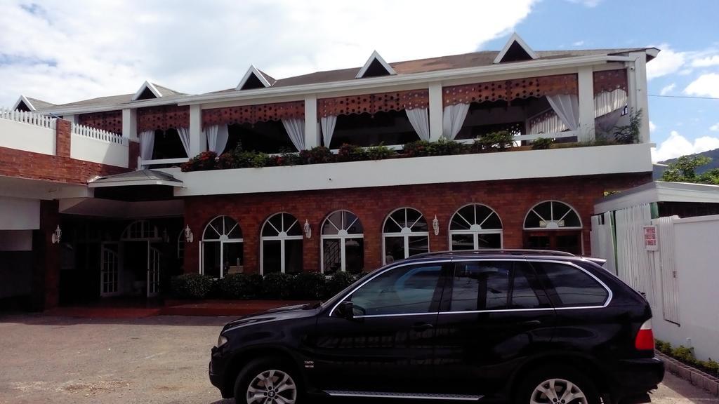 אוצ'ו ריוס Village Hotel מראה חיצוני תמונה